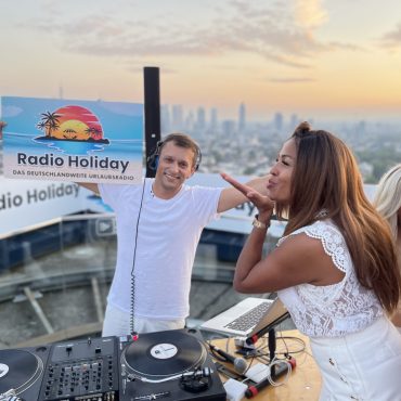 Radio Holiday White Night Party